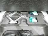 スペアタイヤレス車です。応急セットを搭載しております。