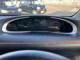 速度計や各種表示が運転席前方にまとまり、走行に必要な情報を確認しやすい配置です。表示が見渡しやすく、運転中も必要な情報を落ち着いてチェックできます。