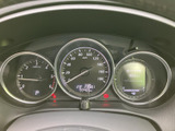 速度やエンジン回転数などの情報がまとまって表示され、必要な内容を運転席から確認しやすいレイアウトです。燃料残量や航続可能距離も把握でき、日々の走行計画に役立ちます。
