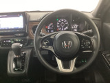 【ハンドル】運転にかかわる様々な操作を安全に行えるように視点移動が少なく操作性に配慮されたスイッチ類が凝縮されたコックピットです。