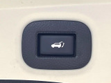 【パワーバックドア】スマートキーや運転席のボタンを押すだけでリアゲートが自動で開閉します!荷物を持っている時や、高い位置にあるバックドアを閉める際に便利な機能です♪