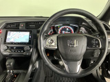 【ハンドル】運転にかかわる様々な操作を安全に行えるように視点移動が少なく操作性に配慮されたスイッチ類が凝縮されたコックピットです。