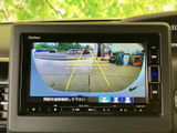 後方の様子をモニターで確認でき、駐車時に車両と周囲との距離を把握するのに便利です。画面には目安となるガイド線も表示され、後退時の確認をサポートします。