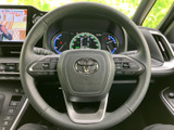 ステアリングには複数のスイッチが備わり、運転席から手元を見ながら各種機能を確認できます。メーターとの位置関係もわかりやすく、運転時に扱いやすい配置です。