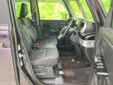 前席は視界が広く、運転席から前方や左右を確認しやすいレイアウトです。シートにはステッチがあしらわれ、足元もゆとりを感じる空間。乗り降りしやすい開口部で、毎日の移動も快適にお使いいただけます。