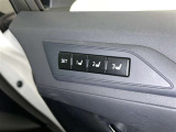 シートメモリー機能装備付きです。シートの位置をそれぞれ記憶しておく事ができるので、ご家族や、複数の方で車を乗られるオーナー様には、便利な機能です。