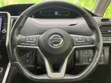 手元にボタンを配置し、運転姿勢を大きく変えずに各種機能へアクセスしやすい設計です。メーターも前方に見渡せる位置にあり、運転中の視線移動を抑えながら操作できます。