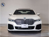 【キドニーグリル】BMWは約90年もの間、ほぼ全ての車両にひと目でBMWだと分かるこの特徴的なフロントグリルが備えられ、デザイン・アイコンとして親しまれてきました。