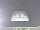 【スマートアシスト】走行中に前方の車両等を認識し、衝突しそうな時は警報とブレーキで衝突回避と被害軽減をアシスト。より安全にドライブをお楽しみいただけます。