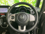 手になじみやすい形状で、運転席からメーターやナビ画面にも目を向けやすいレイアウトです。ステアリング上にはスイッチ類も備わり、運転姿勢を保ちながら扱いやすい装備です。