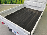 積み下ろしのしやすいデッキにはたっぷりと荷物を積み込んでいただけます。遊びから仕事まで、様々なシーンで頼れます♪