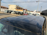目立つキズ凹み等はありませんが、中古車という商品の特性ルーフには子キズや塗装しみがあります