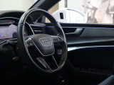 内装はシンプルに使い勝手を考え作られています。お車を運転する感覚をダイレクトに体感して頂けます。室内も広くロングドライブにも快適にお過ごしいただけます。