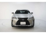 エクステリアは、一目でLEXUSとわかるスピンドルグリルを起点に、人が乗るキャビンの前後を大胆に絞り込んだ菱形のボディと力強く張り出したホイールフレアを融合させ、タイヤの存在を強調しています。