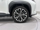 タイヤサイズは(215/50R18)で純正アルミホイールです