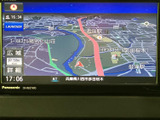 道路や川、周辺施設が立体的に表示される地図画面で、現在地と周辺の様子を把握しやすい仕様です。表示範囲を確認しながら、目的地までの道順を検討する際に便利です。