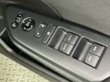 運転席のスイッチで全てのウィンドウの開閉操作を行うことができます。ロックボタンをONにしておくと、運転席以外のウィンドウは作動しないのでお子様を乗せているときなども安心ですね♪