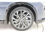 タイヤサイズ(235/45R21)です。