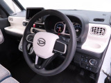 高い天井で 室内広々。運転席からフロントガラスまでの距離もあるので、ハンドルを握った時に、圧迫感がありません。