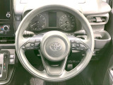 インテリアに合わせたデザインのステアリングは、運転される方のことも考え、運転しやすい形状、大きさです。是非一度、実際に触ってお確かめください。