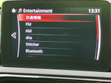 FMやAMをはじめ、複数のエンターテインメント項目が画面に並びます。表示から聴きたい音源を選びやすく、移動中の気分に合わせて車内での時間を楽しめます。