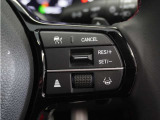 ◆アダプティブクルーズコントロール◆予め設定した車速内でクルマが自動的に加減速。前走車との適切な車間距離を維持しながら追従走行します。【LKAS】車線維持支援システムでステアリング操作を支援。