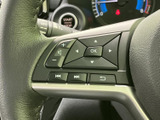 手元で音量や選曲などの操作ができるスイッチを備え、運転姿勢を保ったまま各種機能を使えます。操作項目がまとまり、日常の移動でも扱いやすい仕様です。