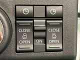 両側パワースライドドアウェルカムオープン機能 降車時にスイッチで予約しておけば、乗車時に電子カードキーを持ってクルマに近づくだけでパワースライドドアが自動でオープン♪