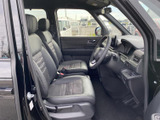 運転席と助手席にゆったり座れる空間が広がり、前方や側方の視界も確保しやすいレイアウトです。落ち着いた色調のシートで、日々の移動も心地よく過ごせます。