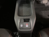 【電動パーキング】指先だけで簡単に操作が可能な電動パーキングブレーキを搭載♪また、渋滞時や駐車券を取るシーンなどで便利なオートブレーキホールド機能も搭載☆
