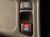 HOLD機能付きの電動パーキングブレーキ。HOLD機能を使用すると、信号待ちなどでフットブレーキから足を放しても、車は動かずそのまま停車してくれます。ドライブなど足が疲れた時には便利な機能です。