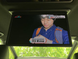 天井に設けられたモニターで映像を楽しめる装備です。後席からも画面を確認しやすく、同乗者との移動時間をより快適に過ごせます。