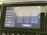 ラジオやディスク、USB、Bluetoothなどの音源が画面に並び、使いたい再生方法を選びやすい仕様です。音量や音質の設定項目も表示され、日常の車内で活用できます。