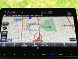 地図上で周辺の道路や施設を確認でき、目的地までのルートを把握する際に便利です。画面下には検索などのメニューも並び、必要な案内を選びやすく、初めての場所への移動にも役立ちます。