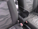 フロントセンターアームレスト。蓋つきの収納スペースになってエコバッグや運転用の眼鏡やサングラスなどをしまっておくのにぴったり。