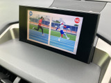 車内の画面でテレビ映像を視聴でき、停車中の休憩時間にも活用いただけます。映像表示の見やすい画面を備えており、移動の合間に車内で過ごす時間をより快適に演出します。