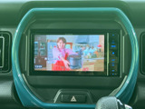 停車中にテレビ番組を視聴でき、休憩時間などの過ごし方に役立ちます。映像と音声を車内で楽しめるほか、画面脇のボタンから各種メニューを選べる構成です。