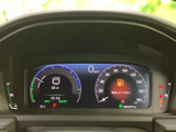速度や燃料残量など、運転に必要な情報をメーター内で確認できます。表示がまとまっていて視線を向けた際に把握しやすく、日々の運転を支える見やすい計器まわりです。