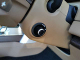 【電動コラム】シートメモリーと合わせて使用すると複数人運転する場合は、お好きなポジションを記憶する事ができます。細かな調節も可能なため、ストレスなく運転が出来ます。