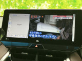 テレビ映像を表示できる画面を備え、停車中の待ち時間などに番組を視聴できます。画面からテレビを選べるため、目的に応じて使い分けが可能。視聴は安全な場所に停車してお楽しみください。