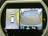 後方の映像に加え、周囲の状況を把握するための表示も確認できます。駐車時や狭い場所での後退をサポートし、モニターを見ながら周囲を確認する際に役立つ装備です。