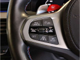 【ハンドル】ドライバーとBMW車の一体感がダイレクトに伝わるステアリングホイール。形状・太さへの拘りに加えて、操作性を高める為にスイッチ類も配置。クイックかつ安定のドライビングを体感下さい!
