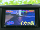 テレビ映像を表示できる画面を備えており、停車中の待ち時間などに映像を視聴できます。画面上の表示も確認しやすく、休憩のひとときを車内で過ごす際に活用いただけます。
