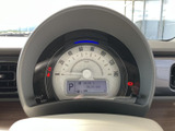 速度計と液晶表示がひと目で確認しやすい位置にまとまり、運転中に必要な情報を把握しやすい構成です。シンプルな表示で見通しもよく、毎日の運転を支えてくれます。