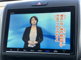 テレビ画面を備え、停車中に番組や映像を視聴できます。画面には字幕も表示され、待ち時間を過ごす際の楽しみとして活用できる装備です。視聴は安全のため、必ず停車した状態でお楽しみください。