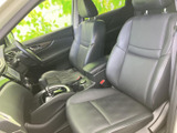 前席はゆとりある座面とヘッドレストを備え、運転席・助手席それぞれでくつろいで座れます。乗り降りのしやすさにも配慮された室内で、毎日の移動に便利です。
