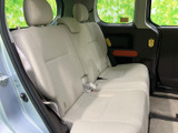 ゆとりを感じさせるベンチシートで、複数人での乗車にも対応しやすい後席です。明るい内装と大きな窓により、座る方も周囲を見渡しやすく、くつろげる空間です。