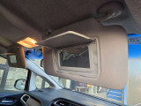 運転席のサンバイザーです。開けるとバニティミラーがあり、身だしなみを確かめられます。