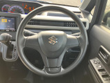 握りやすい形状で、運転席からメーターや前方の視界を確保しやすい配置です。ステアリング周辺に操作部が集まり、運転姿勢を大きく変えずに扱いやすい点も日々の運転で便利です。