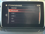 BluetoothやUSB、CD、AUXなどの音源が一覧で表示され、聴きたい音楽に合わせて選べます。複数の再生方法に対応したメニューで、日常の移動時間を自分好みに楽しめます。